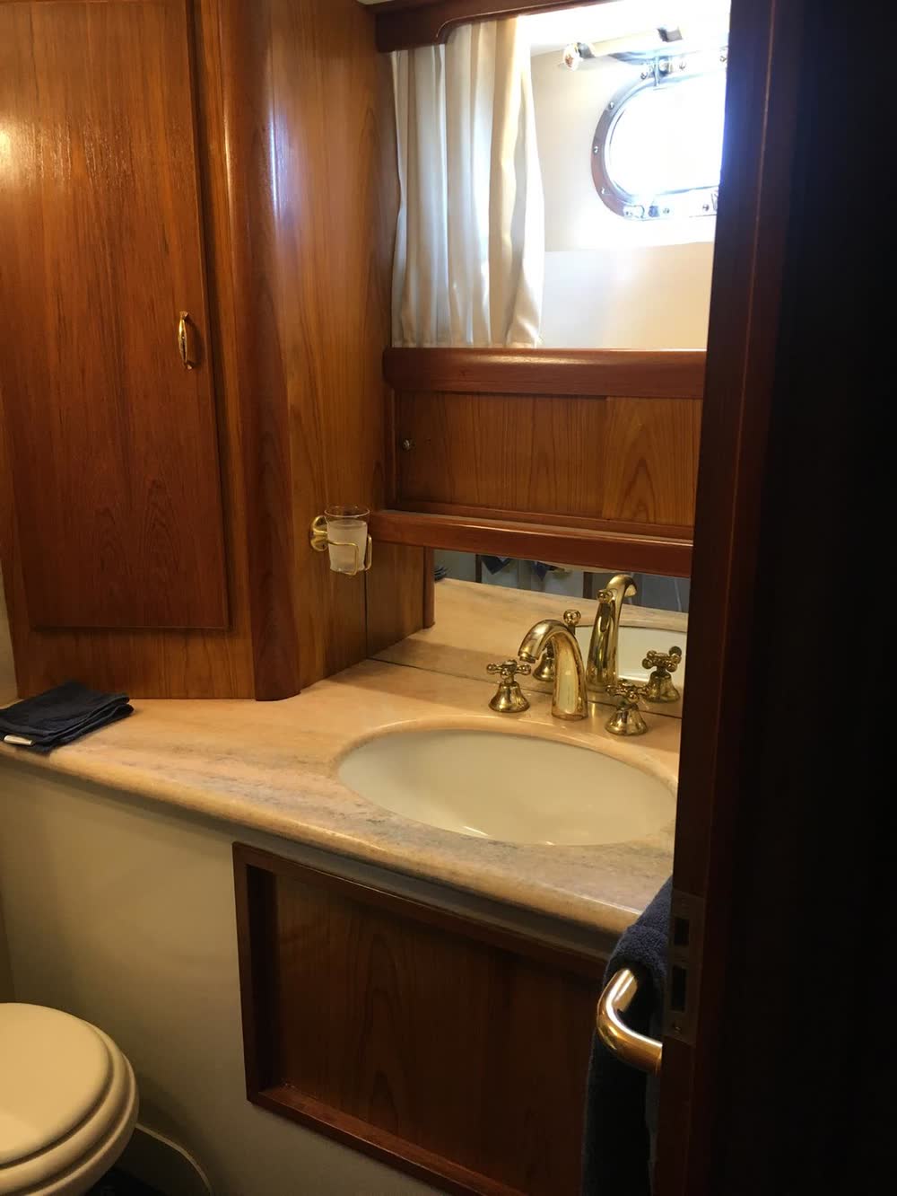 Il bagno privato di una cabina, con il lavabo