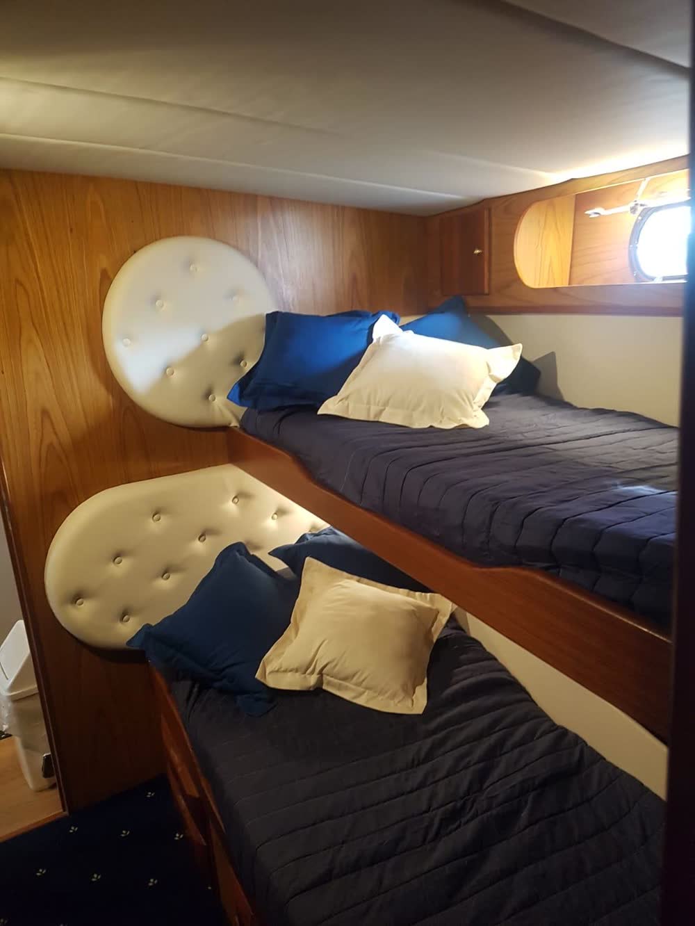 Cabina a due letti con cuscini blu e oro