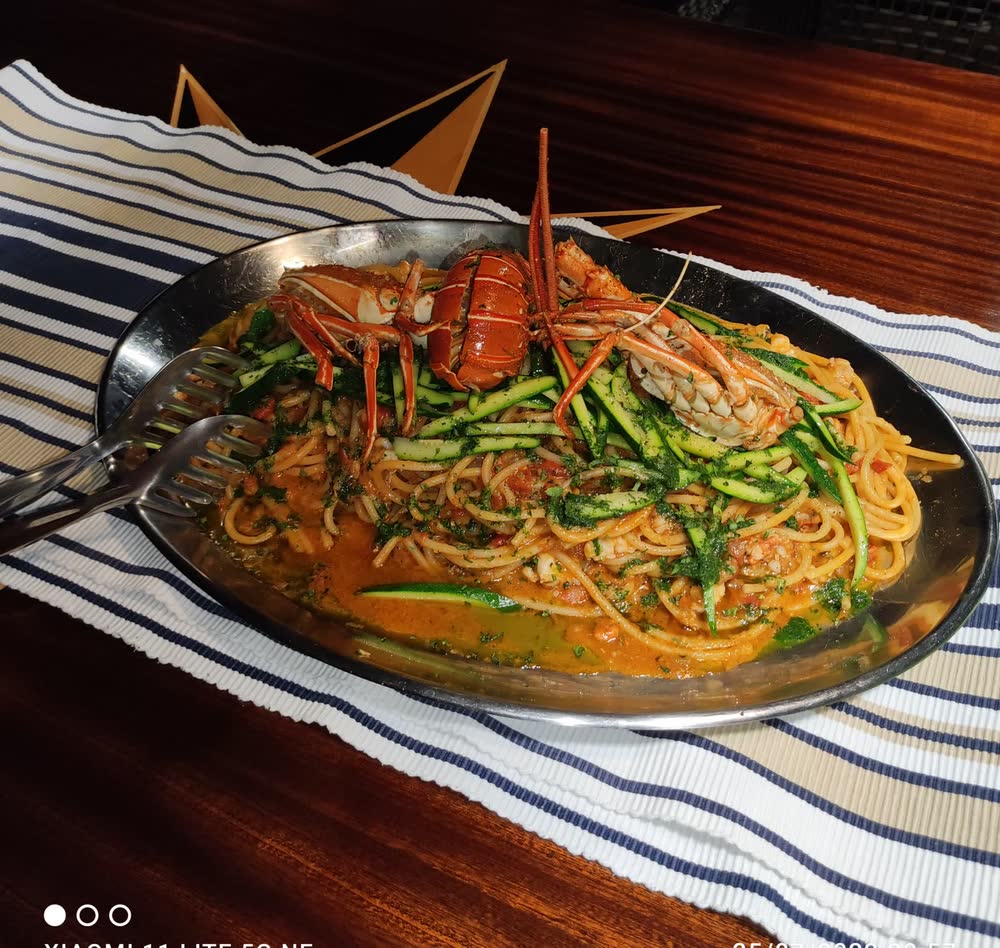 Spaghetti all'astice serviti a bordo