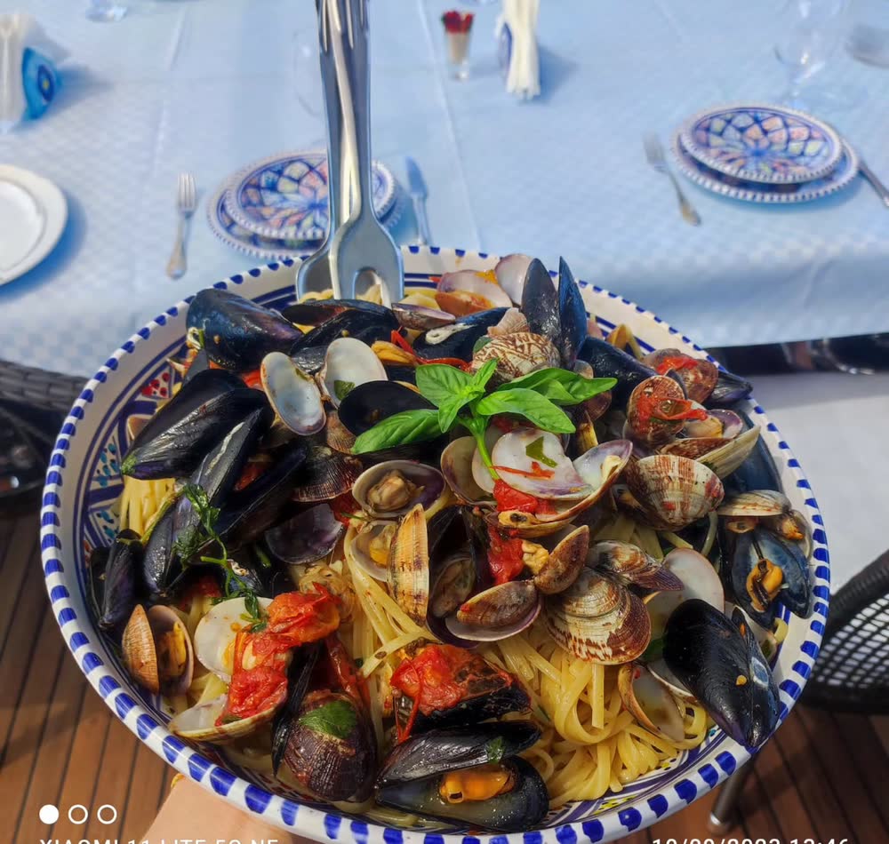 Linguine con cozze e vongole in ceramica siciliana