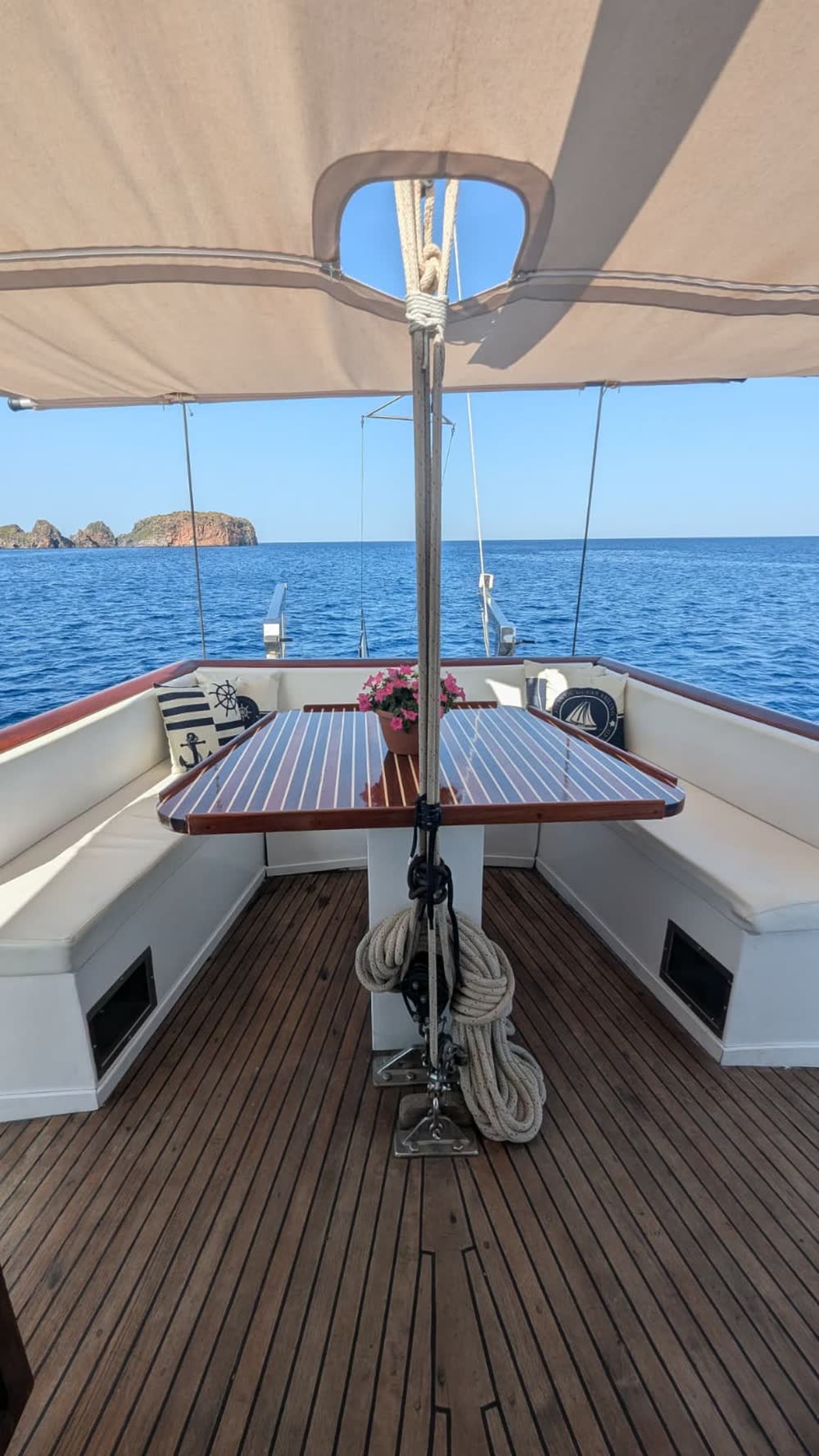 Il prendisole di prua, con i cuscini e il mare intorno